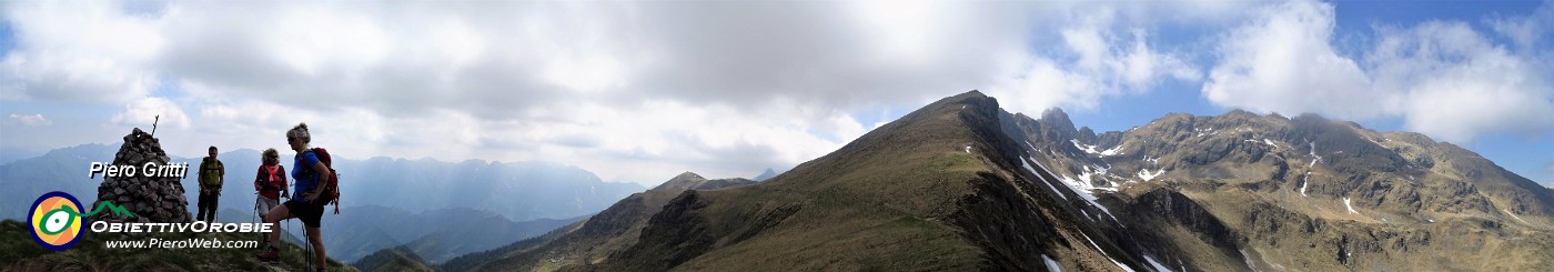 85  Alla quota 2050 sopra Monte Foppa con vista in Triomen, Valletto, Ponteranica  .jpg
